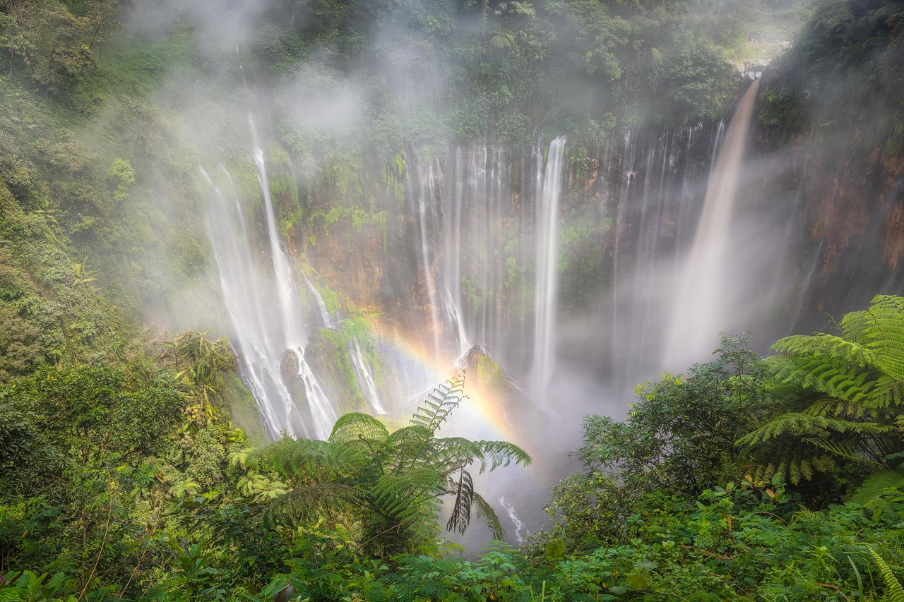 Gischt und Regenbogen am Tumpak Sewu Wasserfall in Zentraljava