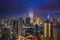 Blick auf die Kuala Lumpur Skyline bei Nacht.