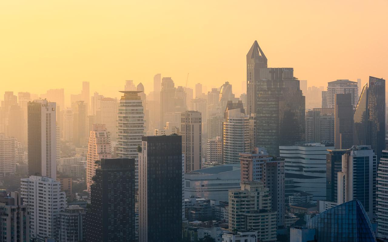 Blick auf die Skyline von Bangkok während eines goldenen Sonnenaufgangs