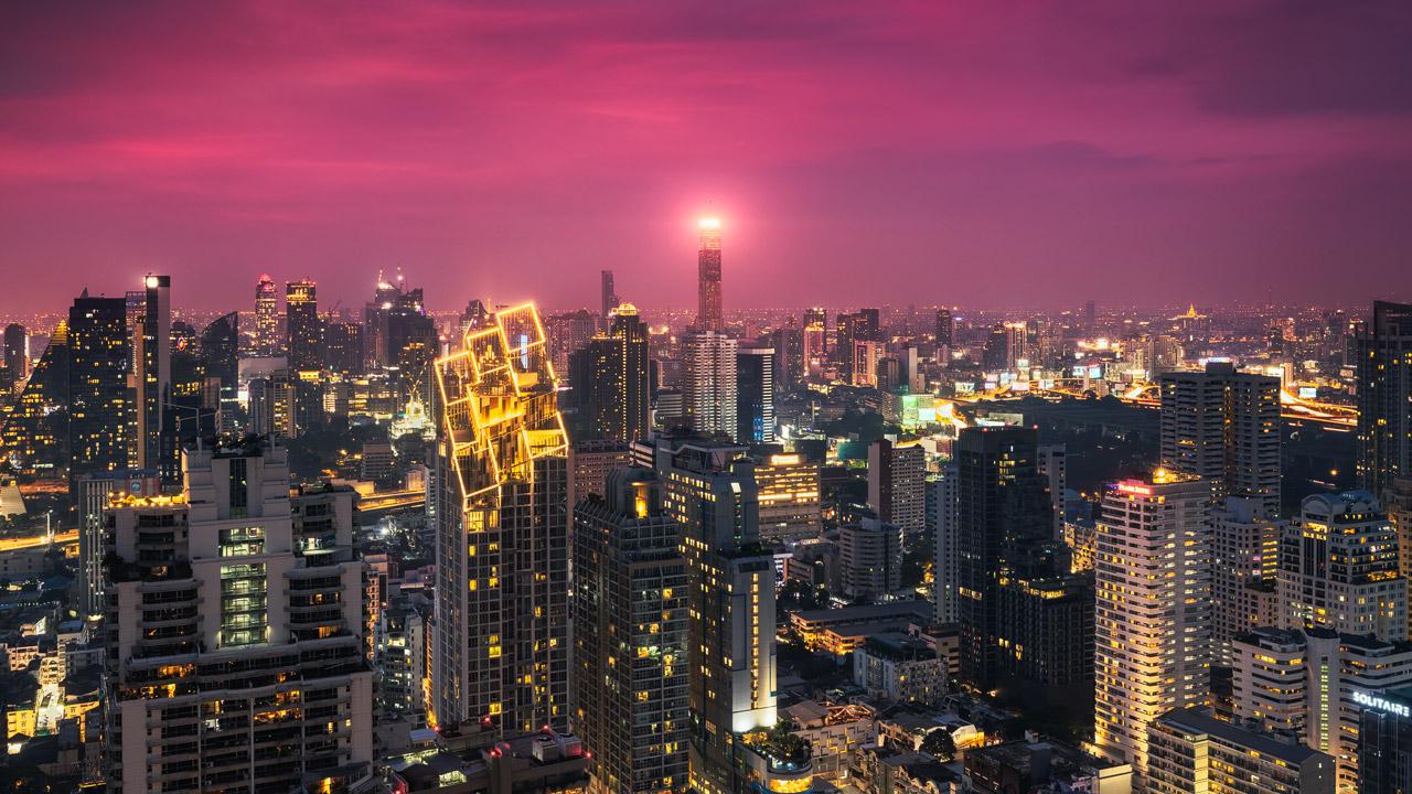 The Wolkenkratzer von Bangkok Sukhumvit bei Nacht