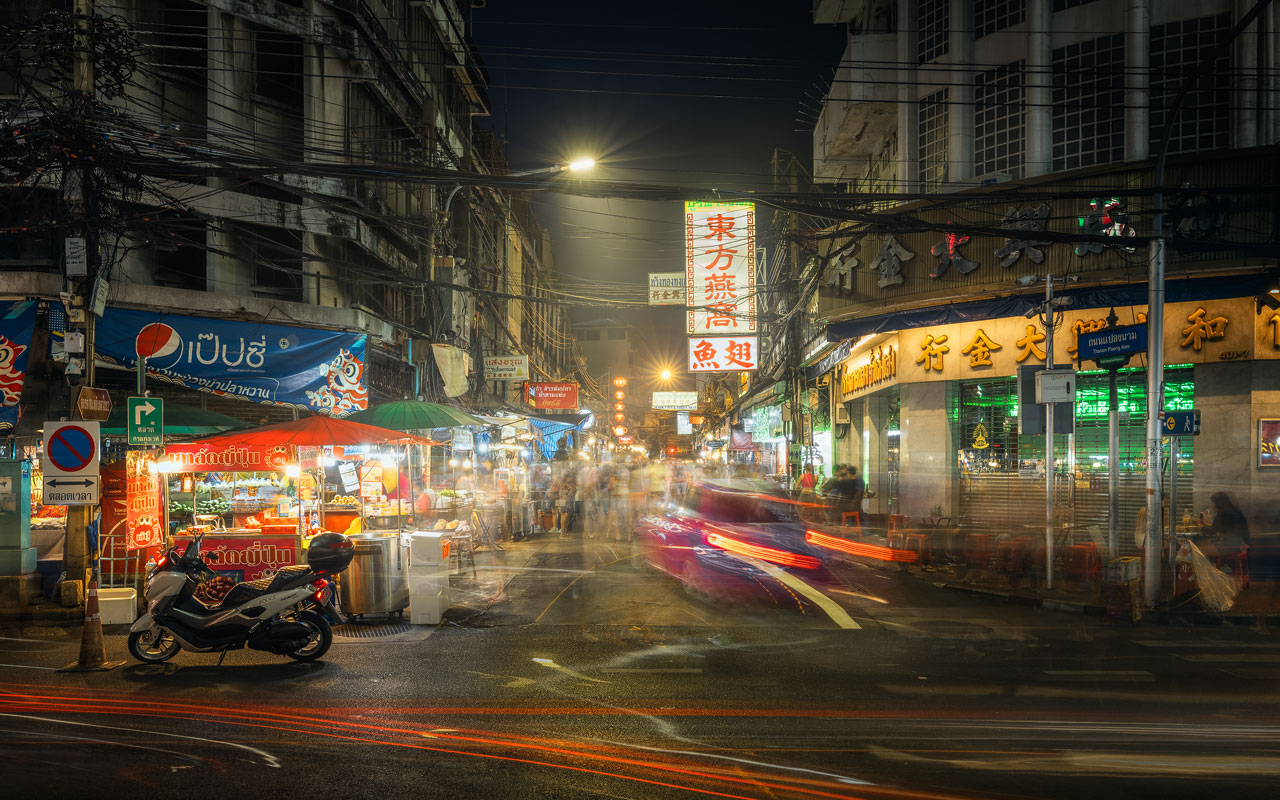 Belebte Straße in Bangkok China Town bei Nacht