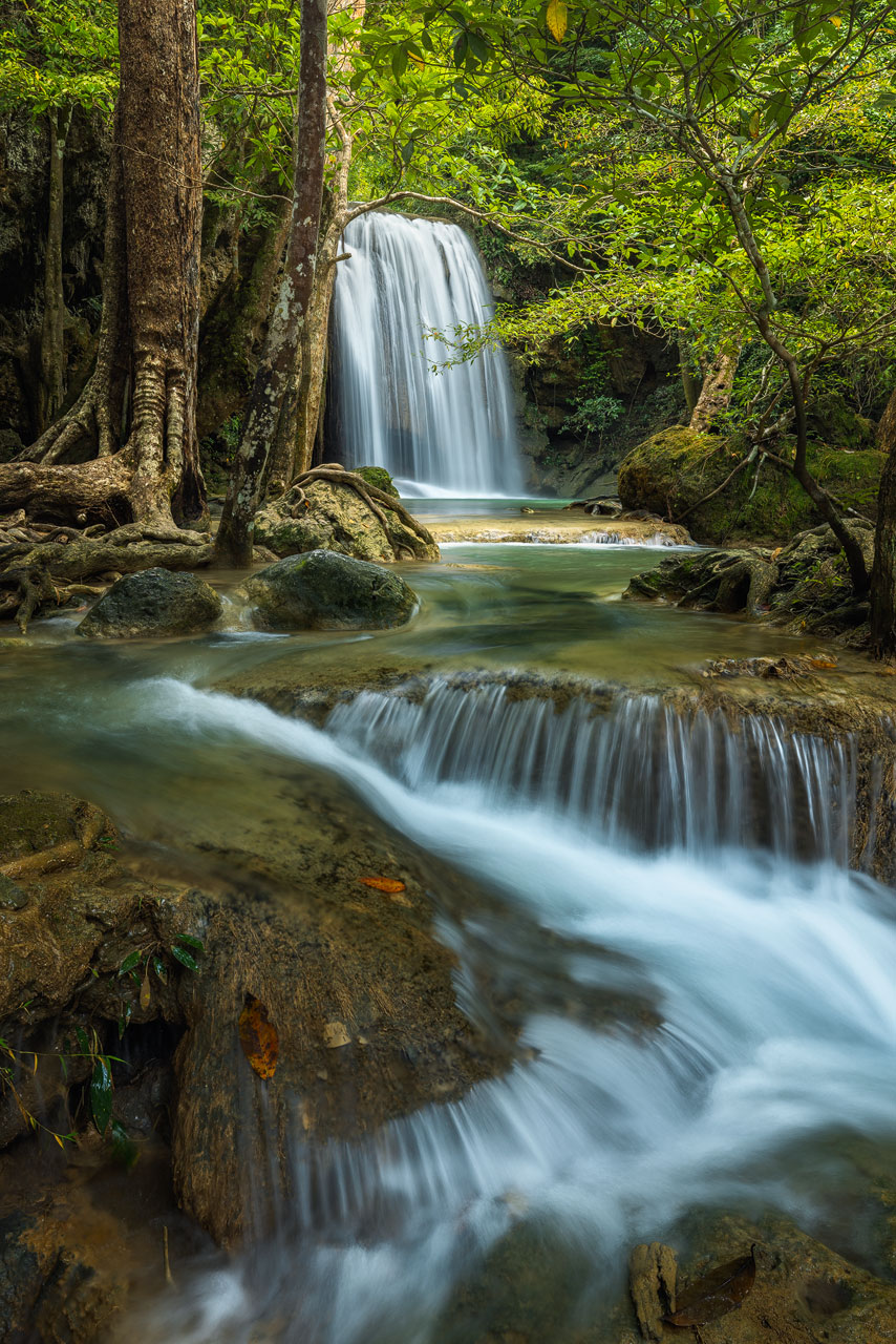 Wasserfall im Erawan Nationalpark in Thailand in sanftem Licht