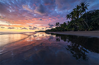Sonnenuntergang mit malerischer Spiegelung am Strand von Uvita