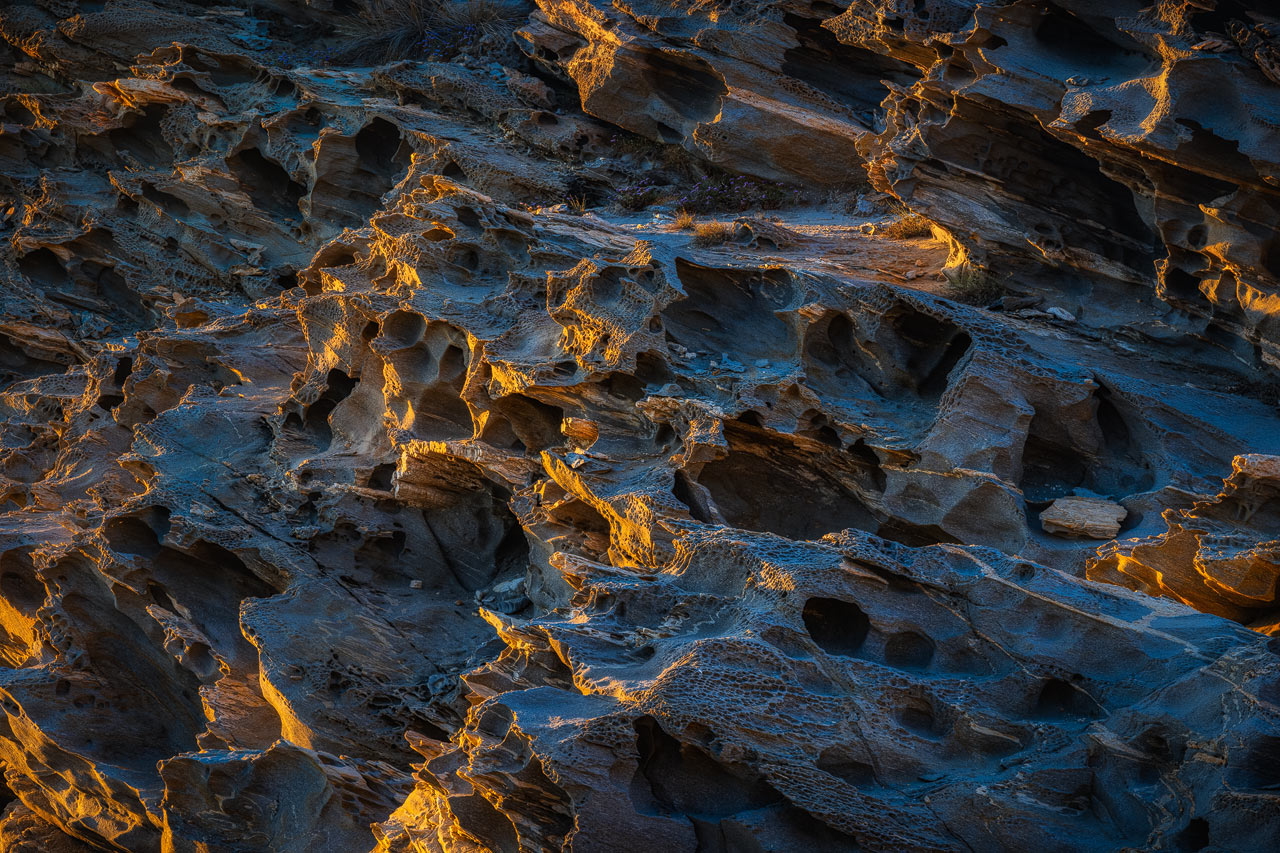 Felsformationen in Paros Park im späten Abendlicht