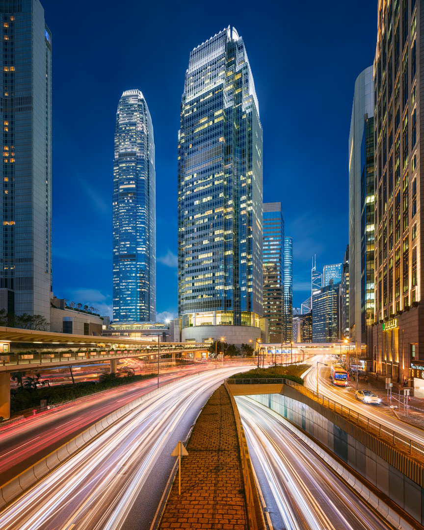 Connaught Road und das Internationale Finanzzentrum in Hong Kong zur Blauen Stunde.