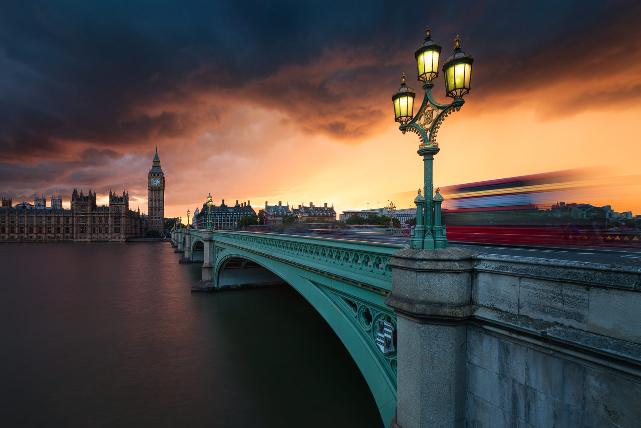 Ein stürmischer Sonnenuntergang über der Westminster Brücke in London.