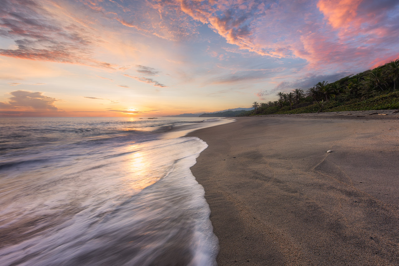 Sunrise colors at Playa Castilletes in Tayrona