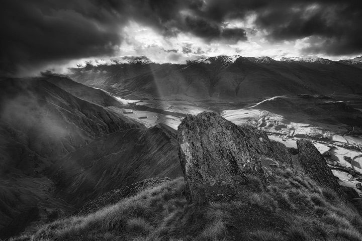 God Rays light up the mountains of New Zealands South Island