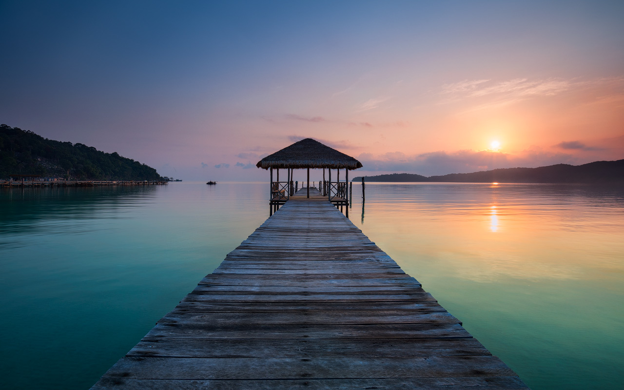 Pier auf der Insel Koh Rong Samloem an einem ruhigen Sonnenaufgang
