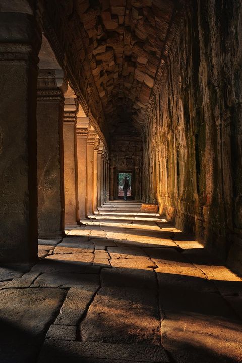 Eine alter Gang in Ta Prohm in warmem Licht