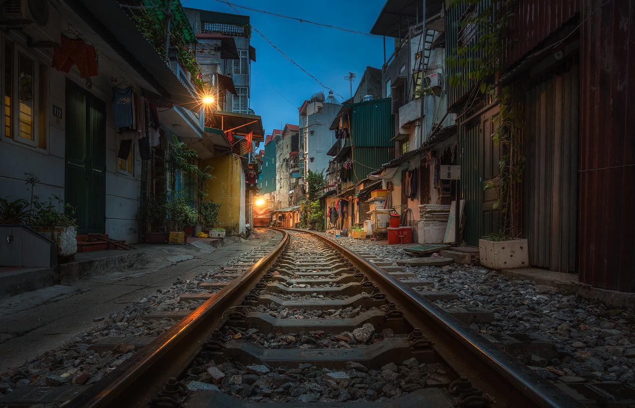 Ein Zug fährt durch Old Quarter in Hanoi