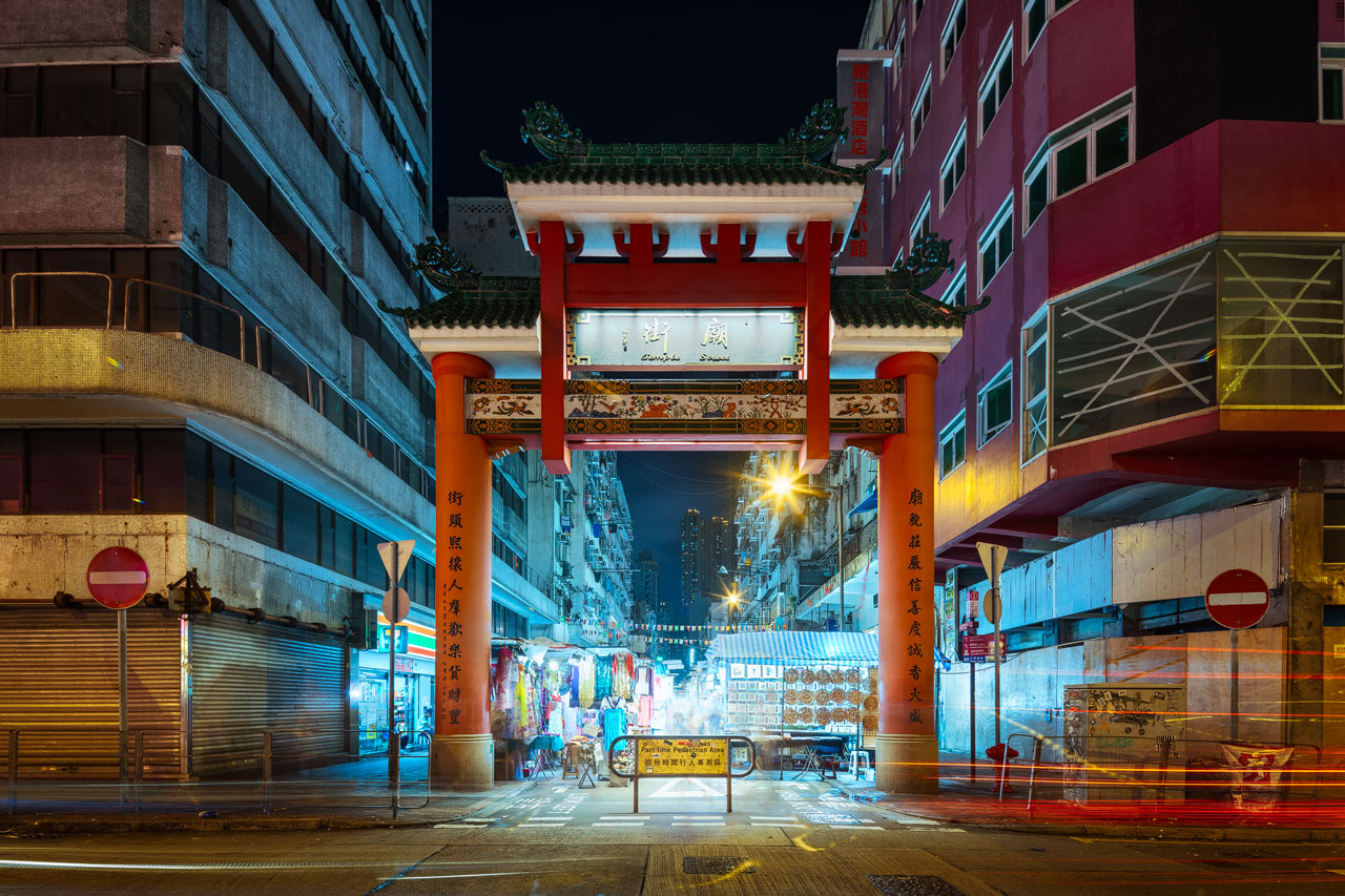 The entrance to Temple Street market in Hongkong at night