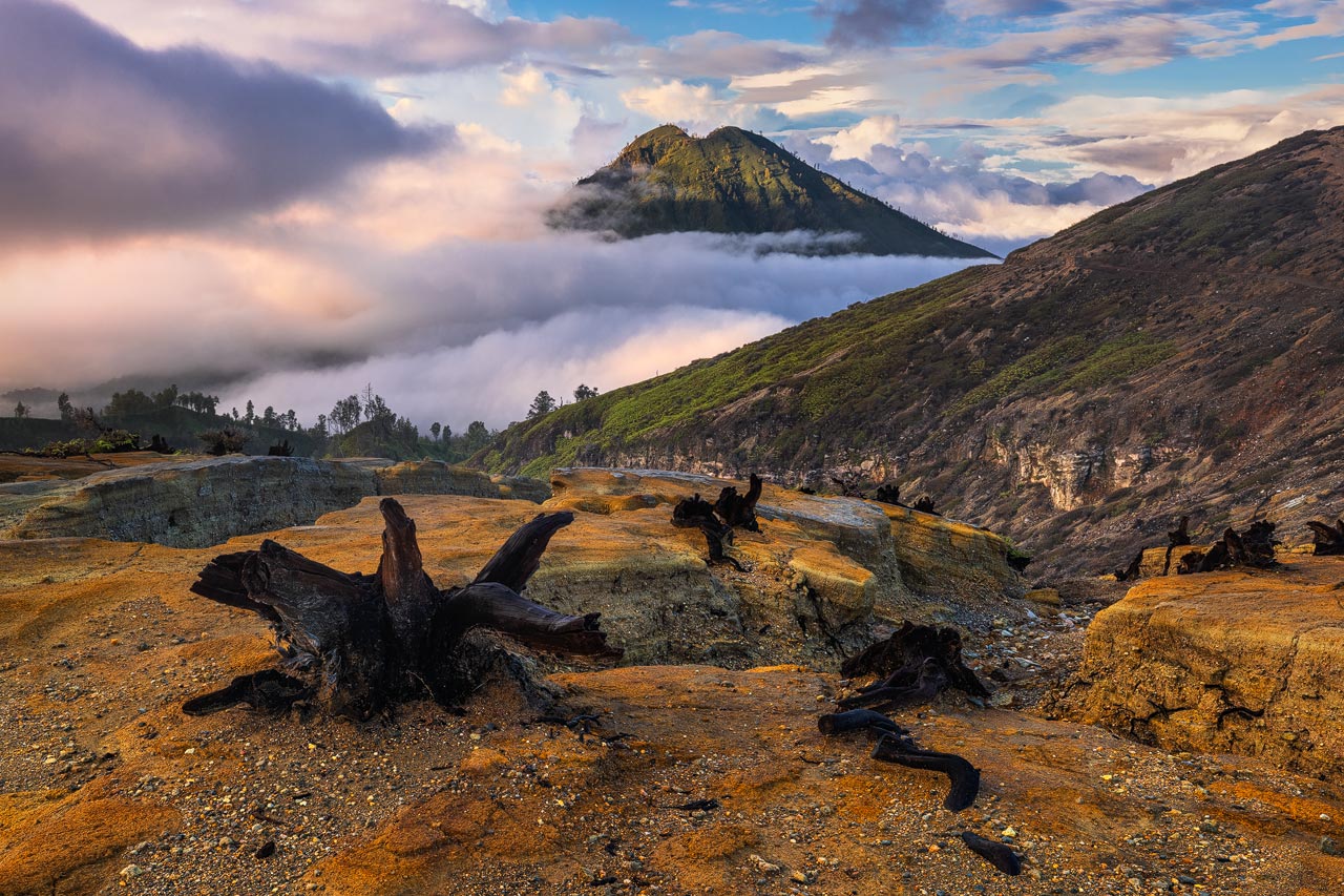 Blick zum Gunung Ranti vom Krater des Mount Ijen auf Java bei Sonnenaufgang