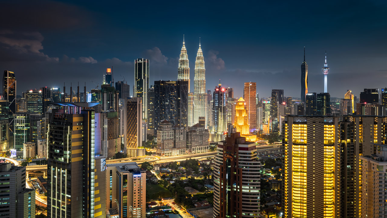 Kuala Lumpur glüht zur Blauen Stunde.