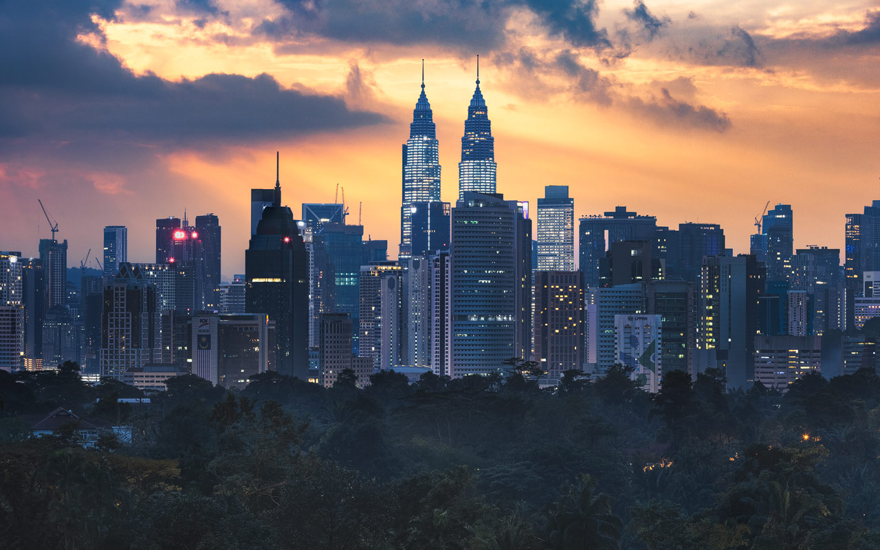 Die spektakuläre Kuala Lumpur Skyline mit den Petronas Towers zu Sonnenaufgang