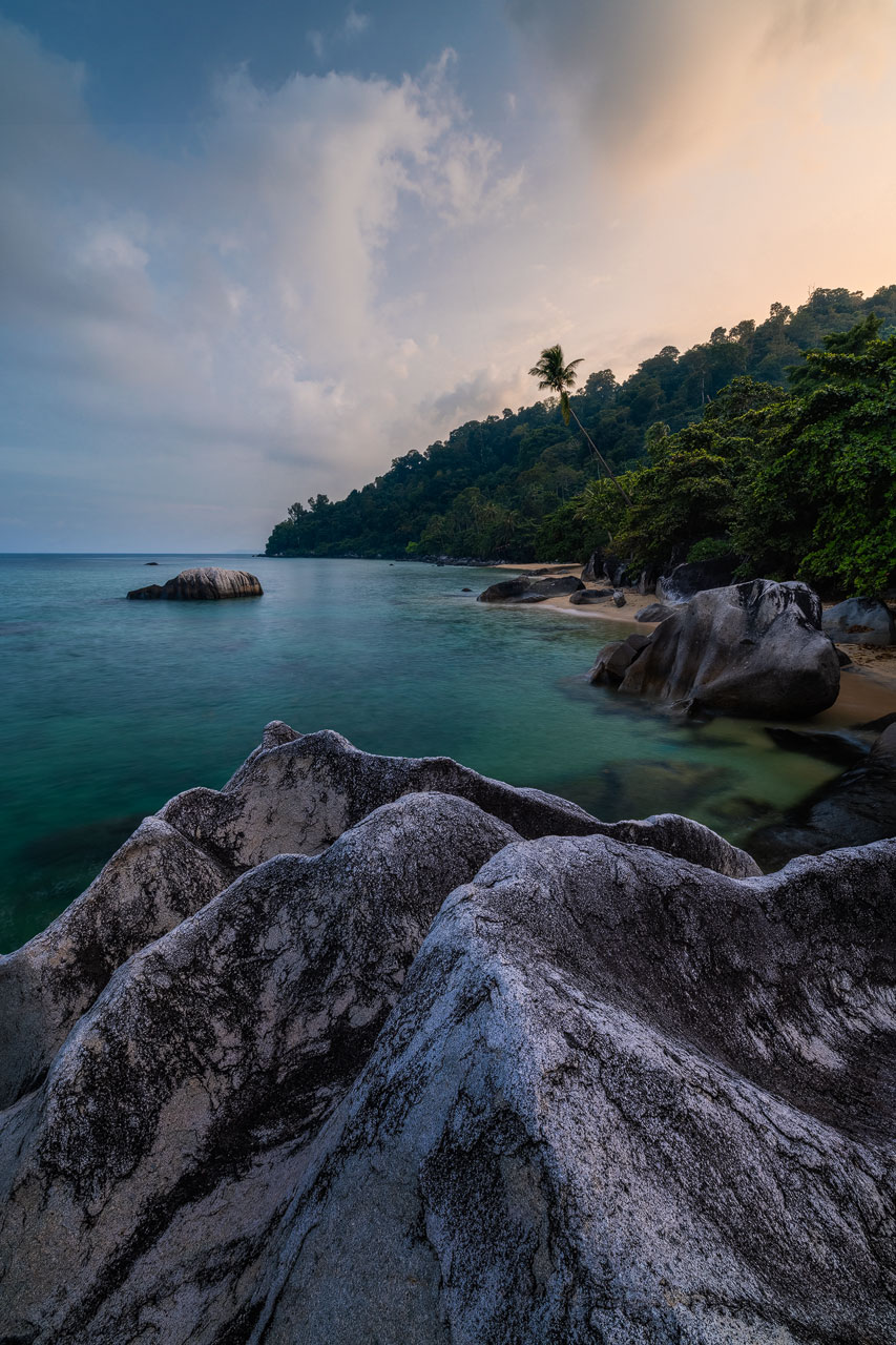 Felsen und Dschungel auf Tioman Island zu Sonnenaufgang