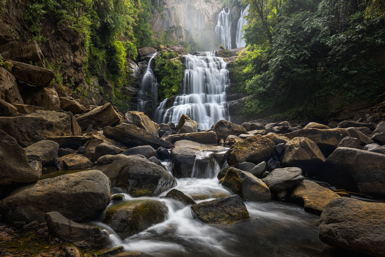 Der mächtige Nauyaca Wasserfall in der Nähe von Dominical in Costa Rica in sanftem Morgenlicht