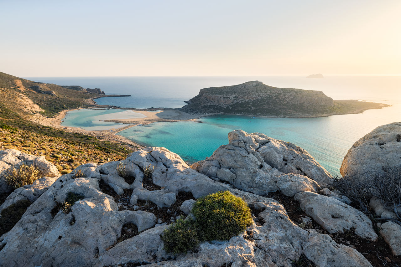 Das türkise Wasser und die steilen Klippen am Balos Strand auf Kreta