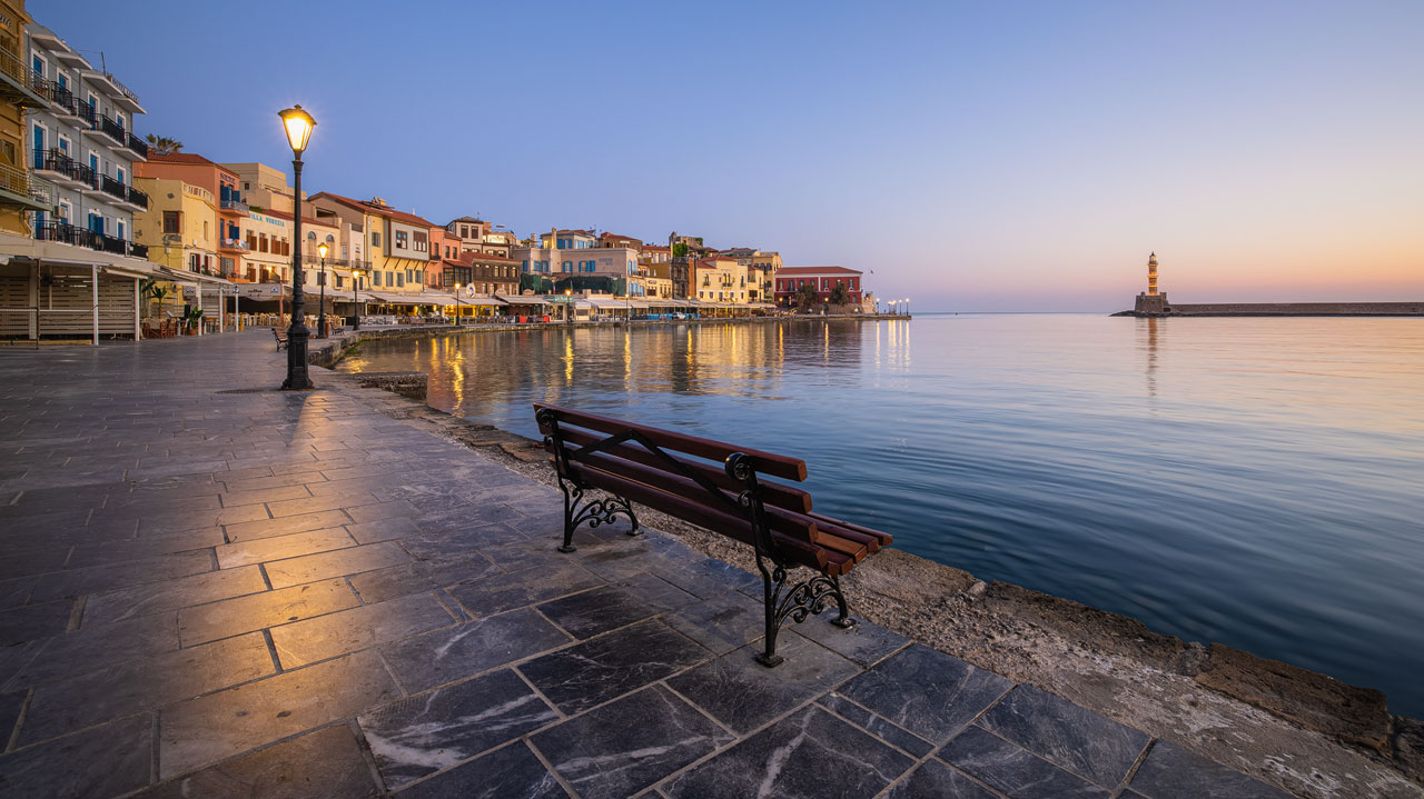 Der alte Venezianische Hafen in Chania auf Kreta in der Morgendämmerung