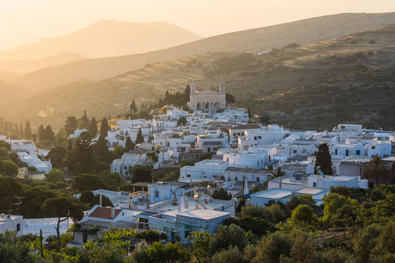 Sonnenaufgang über den weißen Häusern von Lefkes auf Paros