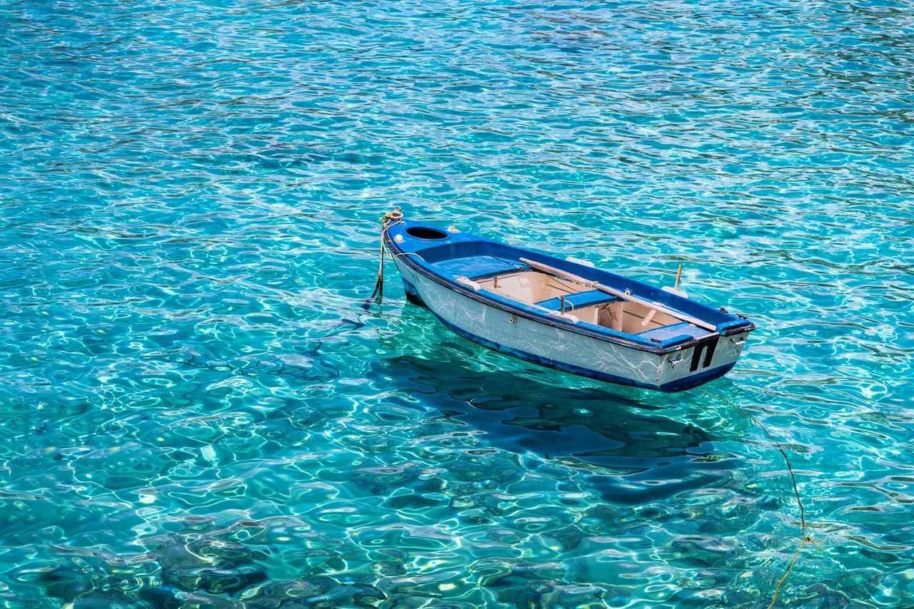Klares blaues Wasser in Limeni, Peloponnese, Griechenland