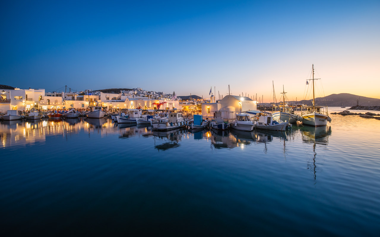 Der malerische Ort Naoussa auf Paros mit dem Hafen zur Blauen Stunde