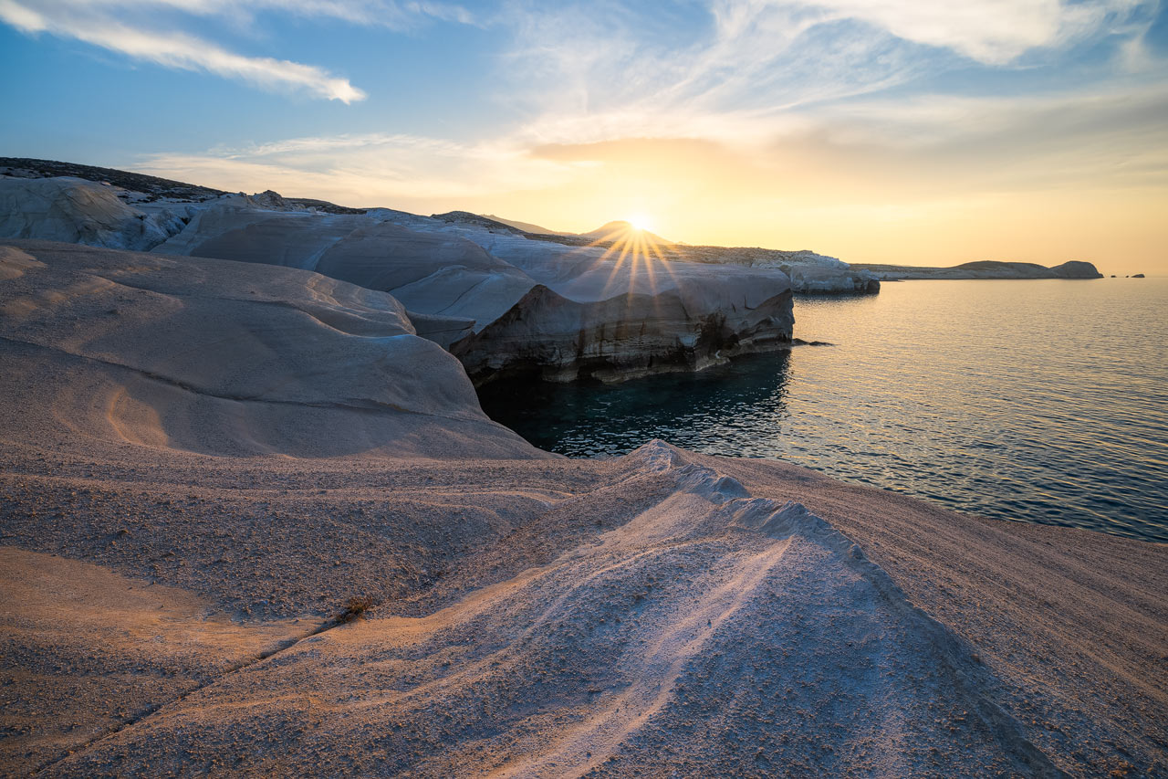 Sonnenuntergang über den weißen Felsen des Sarakiniko Strand auf Milos