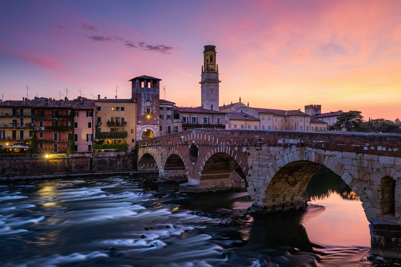 Farbenfroher Sonnenuntergang in Verona, Italien