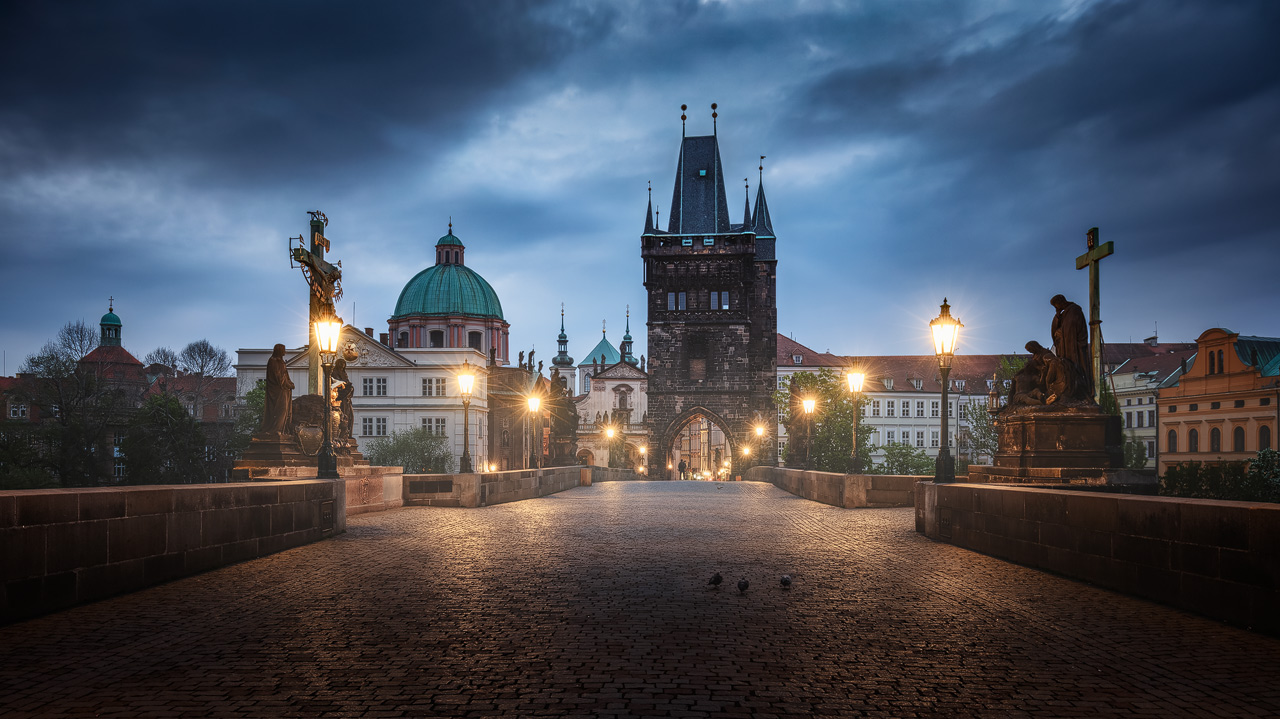 Die Karlsbrücke in Prag an einem düsteren Morgen