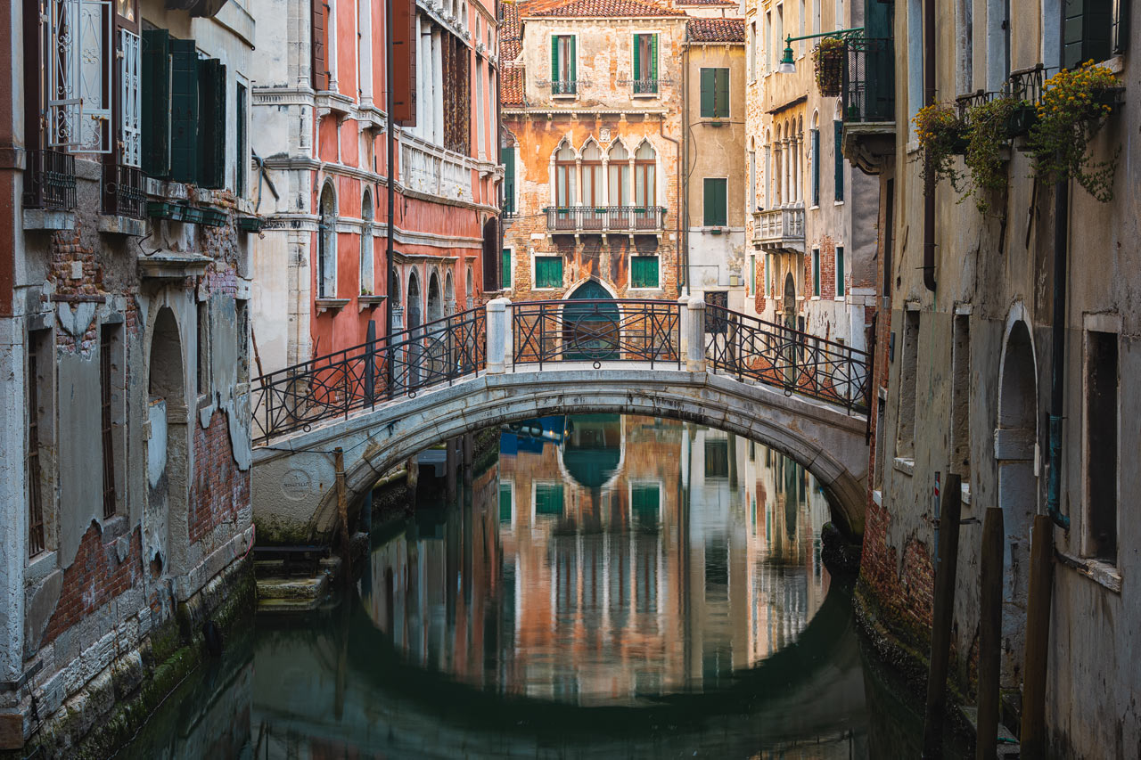 Ein versteckter Kanal mit einer schönen Spiegelung im Herzen Venedigs