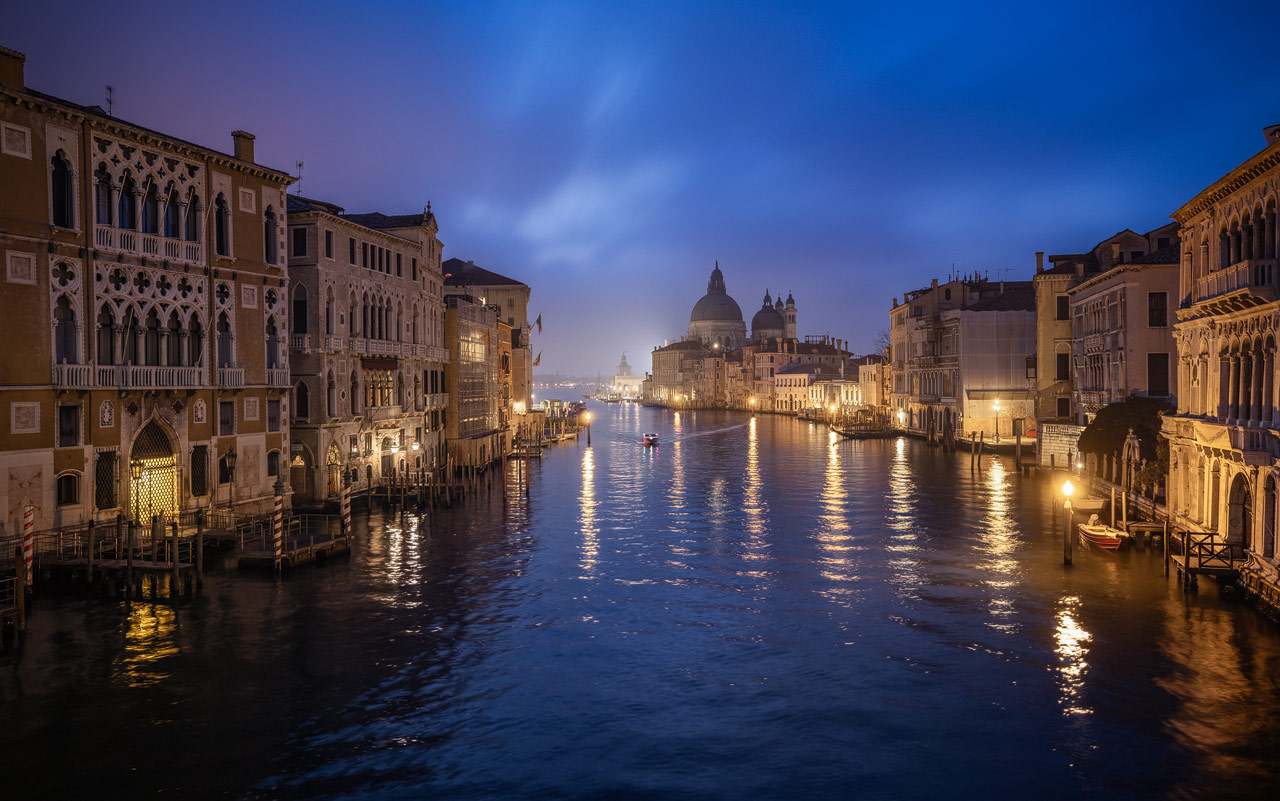 Aussicht über den Kanal von der Ponte dell Academia in Venedig zur Blauen Stunde