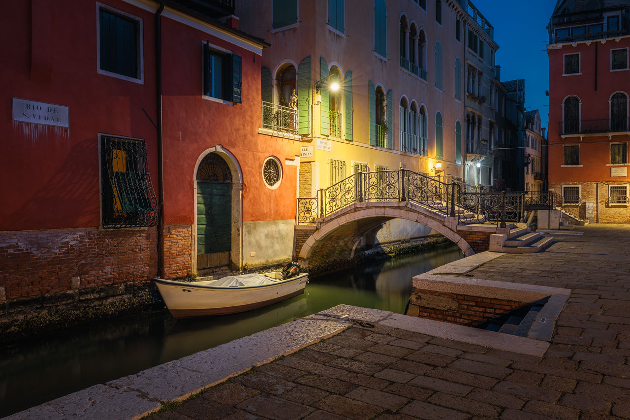 Eine träumerische Gasse im Herzen Venedigs in Italien