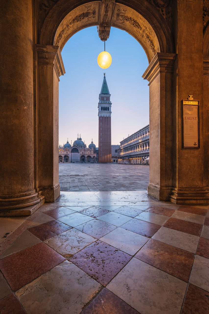 Einzigartige Aussicht auf den St. Mark's Square in Venedig zu Sonnenaufgang