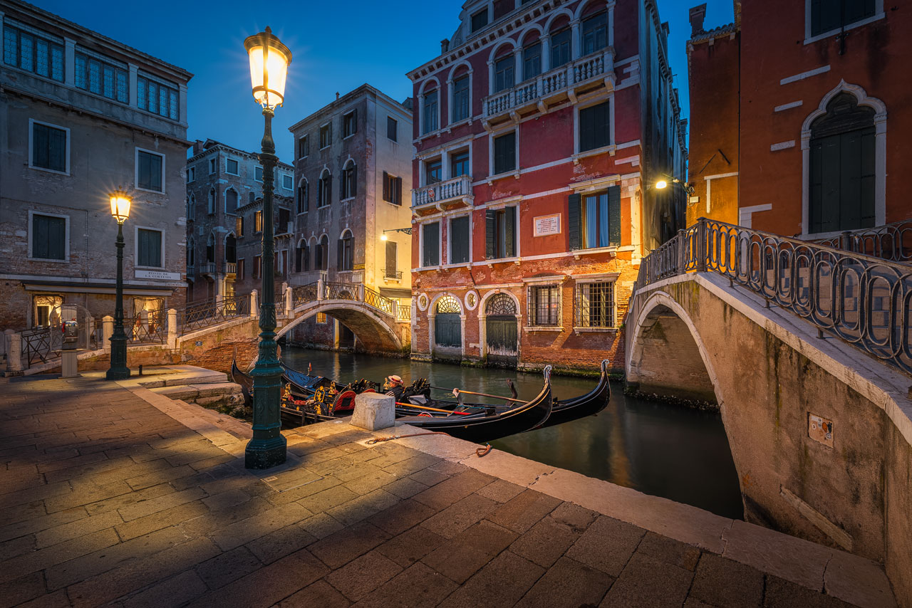 Zwei der zahlreichen Brücken in Venedig zur Blauen Stunde
