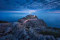 Der Formentor-Leuchtturm auf Majorca während der blauen Stunde.