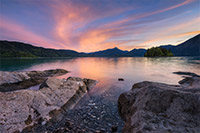 Der schöne Walchensee in den Alpen unter einem glühenden Himmel