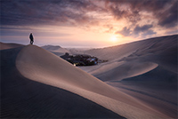 Die hohen Dünen um Huacachina zu Sonnenaufgang.