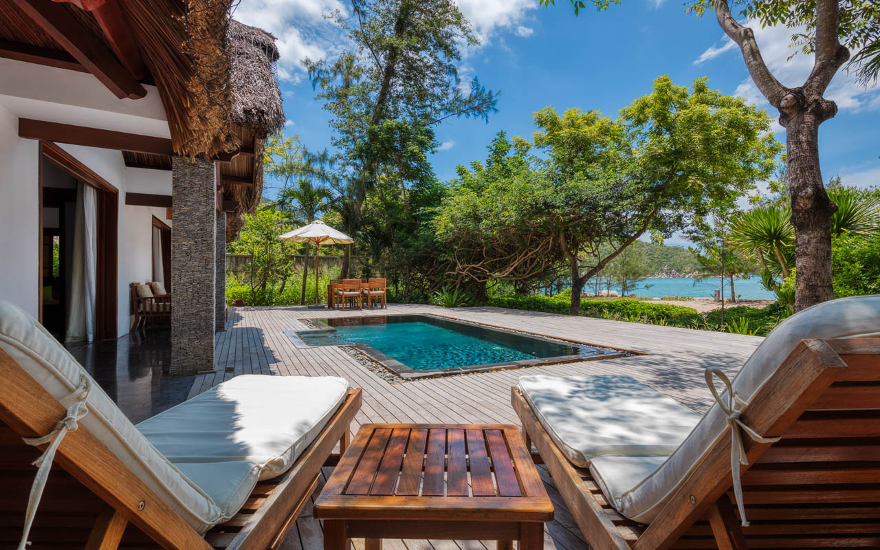 Photo of the pool of one of the beach villas